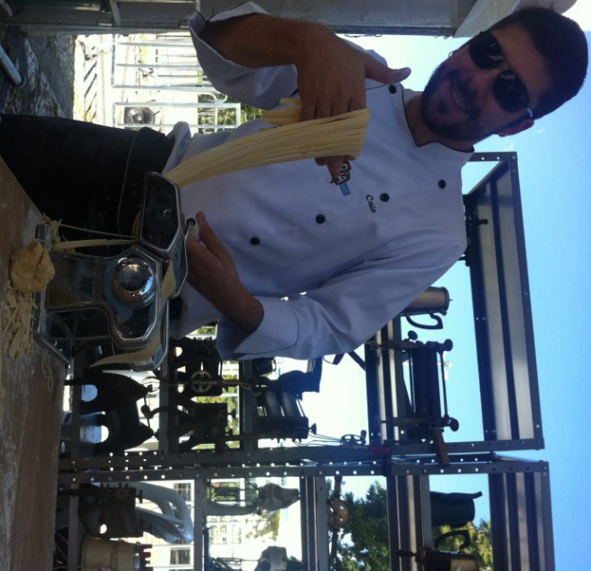 O chef Caio Canabrava, do Estofaria Bar e sobrinho do chef Délio Canabrava, mostrou para o público como<br>preparar uma legítima massa caseira durante o Gastronomix. Foto: Jorge Mariano