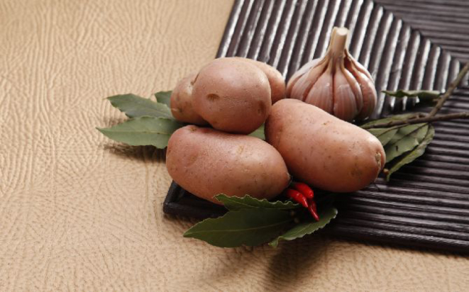 Batata Asterix. Da espécie: Solanum tuberosum<br>Esta batata tem a polpa mais seca.<br>Por ser mais firme e de formato<br>mais alongado que a branca é<br>geralmente usada para fazer batata<br>frita.<br>Origem: América do Sul, mas a<br>variedade é fruto de um melhoramento<br>genético feito na Holanda.<br>Tempo de cozimento: de 30 a 45<br>minutos com casca.<br>Coloração: amarelo claro na polpa<br>e rosa ou vermelho na casca.<br>Formato e tamanho: de médio a<br>grande, oval alongada.<br>Boa para: fritar, cozinhar e usar<br>em massas.