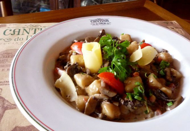 Cantina do Délio: gnocchi ao funghi trifolati, com champignon Paris, tomates em cubos, manjericão e creme de leite. Fotos: Divulgação
