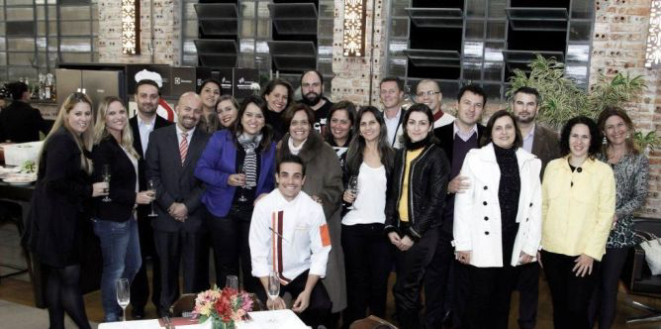 Chef Guilherme Guzela com clientes do mercado imobiliário e equipe comercial da Gazeta do Povo.