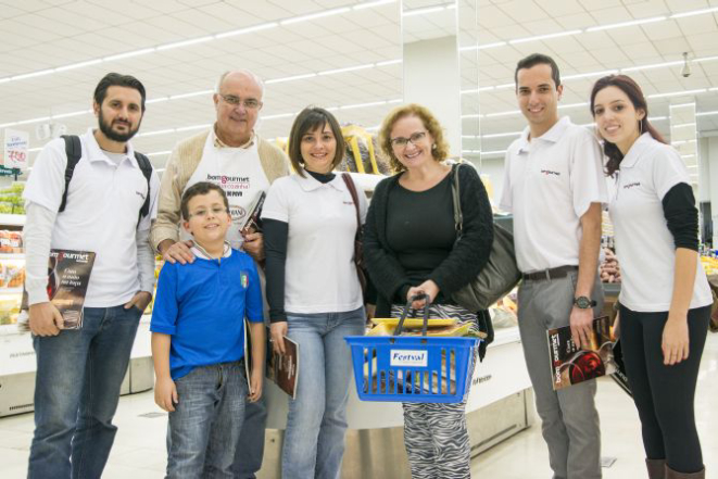 Bom Gourmet com Veridiana Lanzuolo e o filho Pietro, em<br>blitz no Festval para conversar com cozinheiros amadores. Foto: Letícia Akemi/Gazeta do Povo