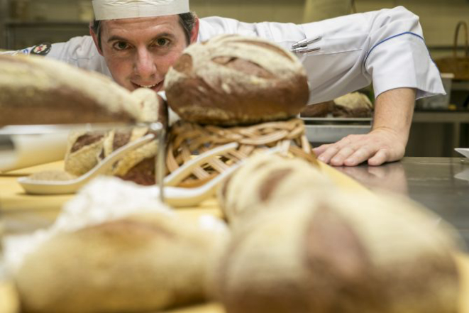 O chef carlos Henrique Mancuzo, do Centro Europeu, revela a receita do pão australiano. Foto: Marcelo Andrade / Gazeta do Povo.