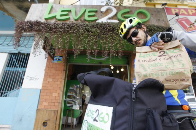 As entregas são feitas de bicicleta em bairros próximos. Foto: Antonio More/Gazeta do Povo