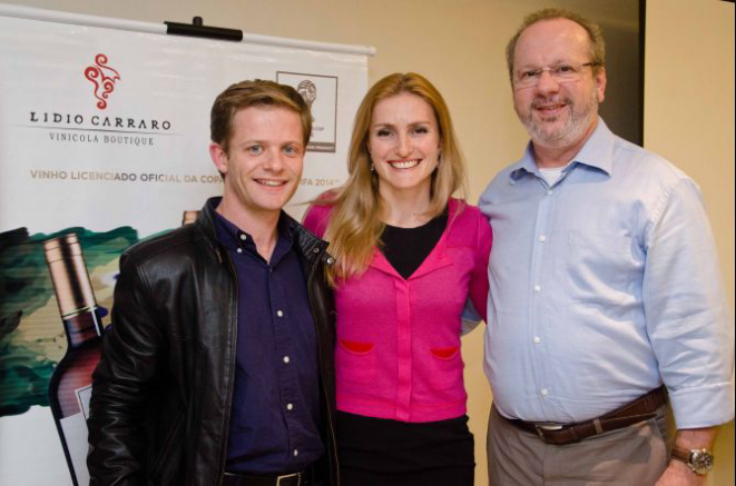 Na foto, Juliano Carraro, diretor comercial da vinícola; Mônica Rossetti, enóloga e responsável pelo desenvolvimento da coleção Faces e Lourenço Bandeira, sócioproprietário da rede Saint Germain. Foto: Lidio Carraro