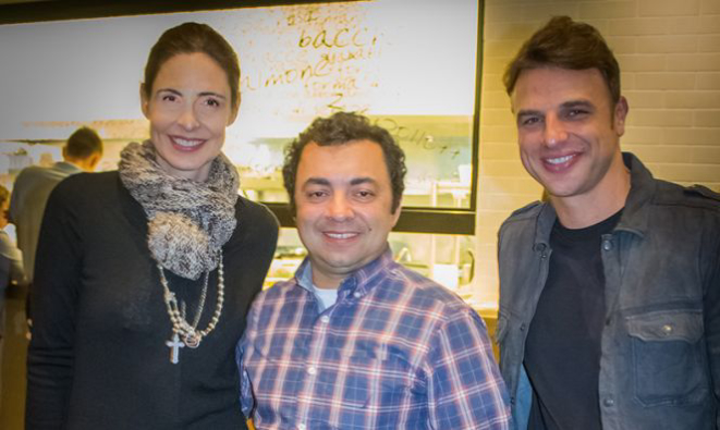 O proprietário da Trattoria do Victor Francisco Urban (ao centro) com os atores Silvia Pfeifer e Cássio Reis. Foto: Ricardo Martins