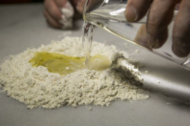 Misture farinha, água, azeite, fermento, sal e sove por alguns minutos até formar uma massa homogênea. Deixe descansar em temperatura ambiente por cerca de três horas e meia. Foto: Marcelo Andrade/Gazeta do Povo