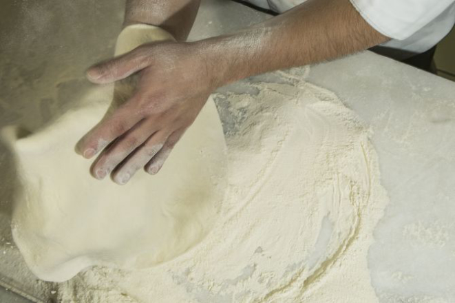 Quando a massa tiver dobrado de tamanho, estique-a com as mãos ou com rolo até meio centímetro de espessura. Foto: Marcelo Andrade/Gazeta do Povo