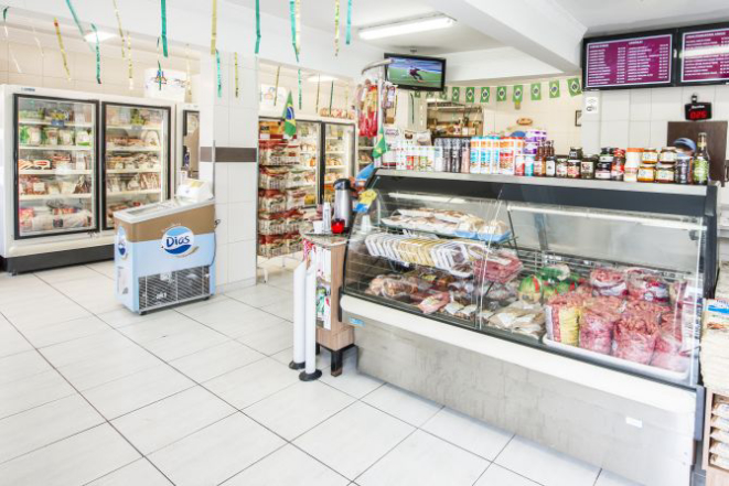 O Domakoski Carnes, que tem 58 anos, investiu no autoserviço e carnes temperadas. Foto: Letícia Akemi/Gazeta do Povo
