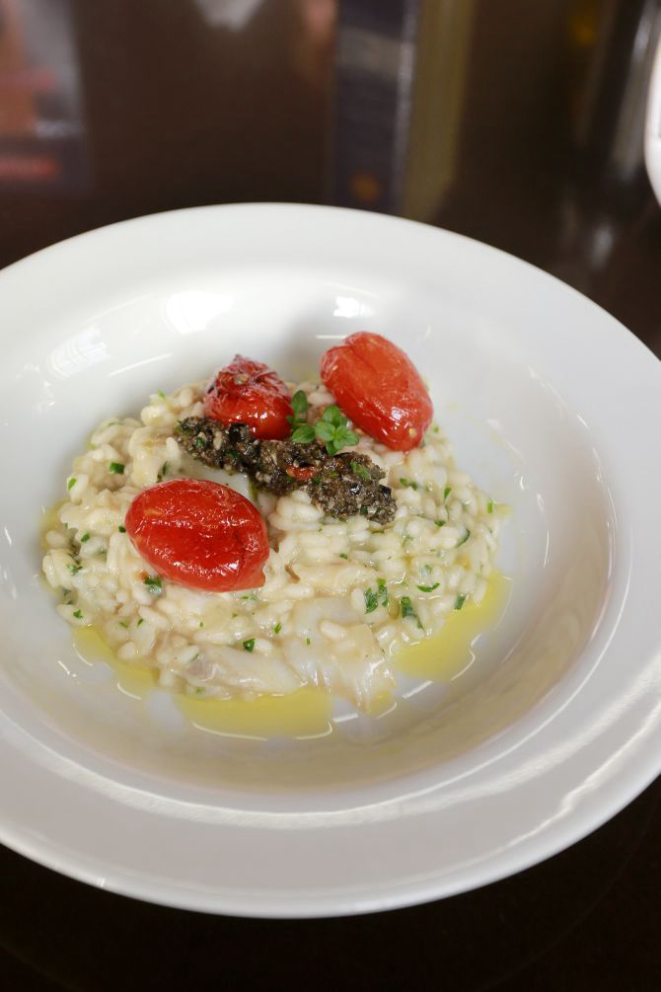 O resultado foi um risoto com lascas de bacalhau, tomate cereja assado e pesto de azeitonas pretas e alcaparras. Foto: César Machado / Gazeta do Povo.