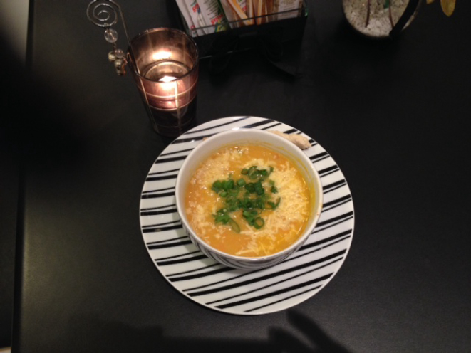 Sopa detox e iogurte grego da Bella Vivenda. Foto: Divulgação.