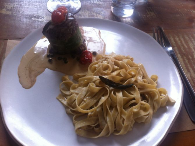 Mignon ao molho madeira com tagliatelle na manteiga e sálvia (R$ 38). Foto: Andrea Torrente / Gazeta do Povo.