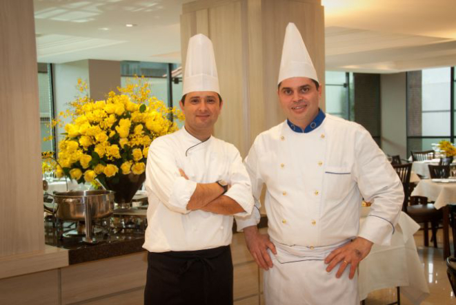 Cesar Souza e Riccardo Faiella são chefs do Olivetto Gastronomia. O italiano Faiella é formado pela escola profissional<br>de hotelaria e cozinha Alberghiera<br>Di Capri, na Itália. Trabalhou em<br>restaurantes na Itália e Estados<br>Unidos. Souza já trabalhou na área<br>de gastronomia no Consulado Geral<br>d’Itália e Hotel Slaviero Full Jazz. Foto: Divulgação
