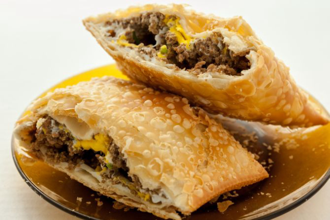 O pastel especial da Pastelaria Brasileira.