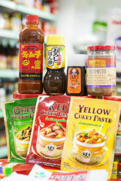 Novos produtos nas prateleiras; gôndola de julho