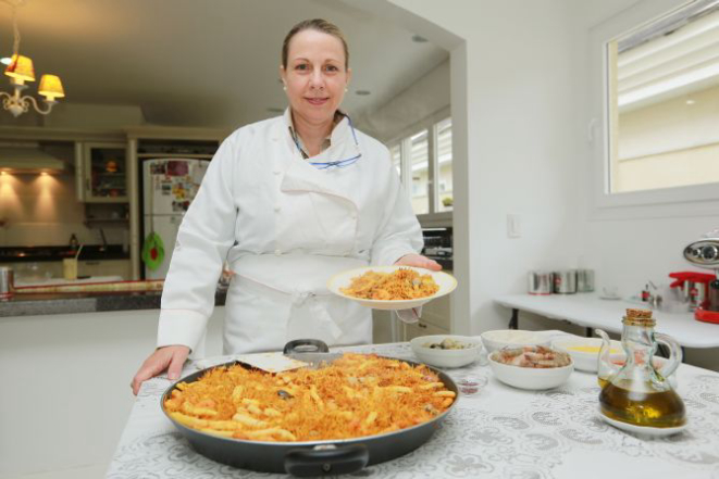 Mercedes Bernal Roig, descendente de espanhóis, guarda com carinho as receitas de família. A fideuá é uma de suas especialidades. Foto Giuliano Gomes / Gazeta do Povo.