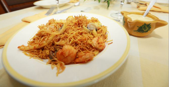 A fideuá é uma receita à base de frutos do mar e parecida com a paella: no lugar do arroz porém, vai cabelo de anjos. Foto: Giuliano Gomes / Gazeta do Povo