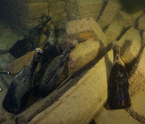 Veuve Clicquot joga garrafas ao mar