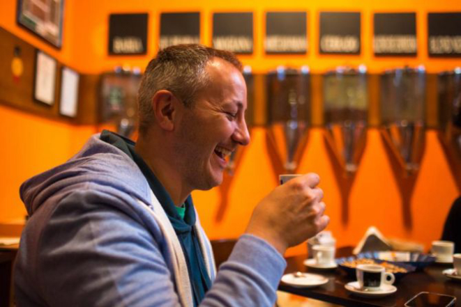 O turista italiano Alessandro Colombo se surpreendeu com a qualidade dos cappuccinos. Foto: Brunno Covello / Gazeta do Povo.