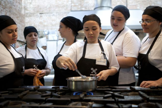 Muitos dos<br>jovens que<br>participam são<br>contratados<br>pelos próprios<br>parceiros do<br>projeto. Foto: Divulgação