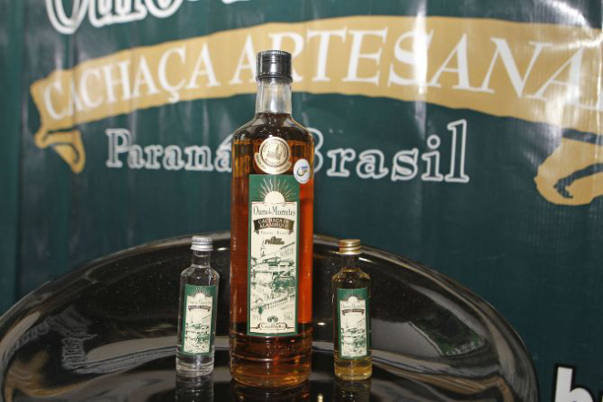 A cachaça ouro (R$ 50) e Clássica prata (R$ 20) podem ser degustadas no estande. Foto: Antônio More / Gazeta do Povo.