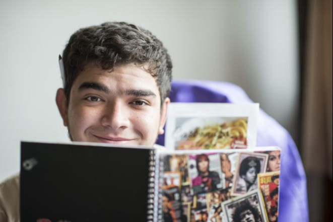 O estudante Lucas Sales perpetua uma tradição na família: coletar e anotar receitas em um caderno próprio<br>Foto: Letícia Akemi/Gazeta do Povo