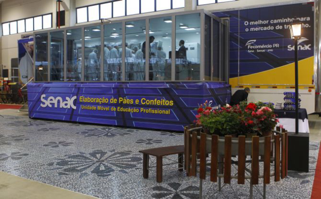 A unidade móvel é equipada para dar cursos de capacitação nas cidades onde não tem Senac. Foto: Jonathan Campos / Gazeta do Povo.