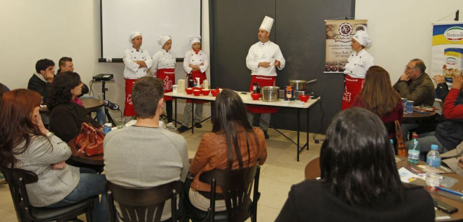 Chef Marcos Fabio, professor da Universidade Positivo, fez aula-show com tema: “Laboratório de Cozinha italiana” realizada no Espaço Aulas. Foto: Antônio More / Gazeta do Povo.