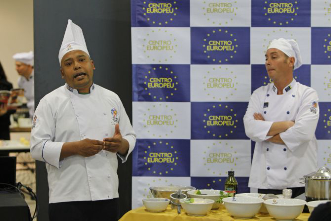 O chef do Centro Europeu, Washington Silveira, mostrou como preparar a causa, prato típico do Peru. Foto: Antônio More/Gazeta do Povo.