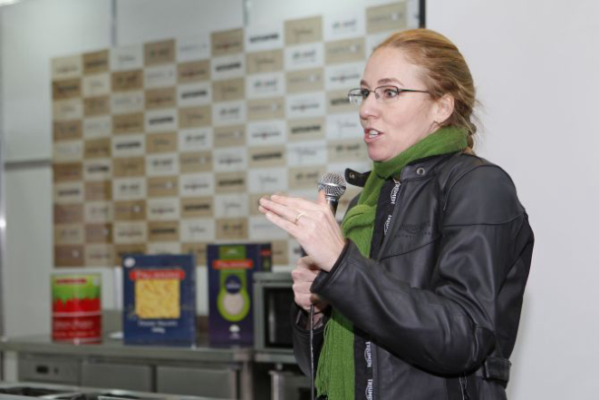 A chef Gabriela Carvalho, do Quintana Café, fez palestra com o tema: “Menos para o lixo e mais para a natureza”. Foto: Antônio More / Gazeta do Povo.