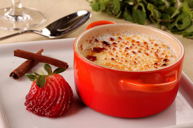 Crème brûlée é a sobremesa servida pelo Bar do Victor