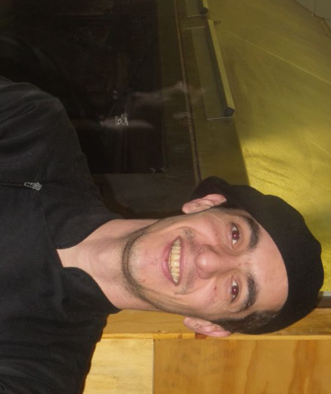 FÁBIO BOEZE, é chef parrillero do Corrientes 348 há pouco mais de um ano. Para atuar no restaurante, passou por um rigoroso treinamento na sede do Corrientes em São Paulo, onde se especializou em cortes argentinos e no manuseio da grelha argentina parrilla. Atualmente, Fábio é responsável pelo preparo das carnes nobres do restaurante.