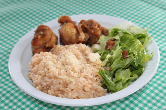 Haverá venda de frango frito, risoto e salada. Foto: Louise Possobon Vinho / Divulgação.