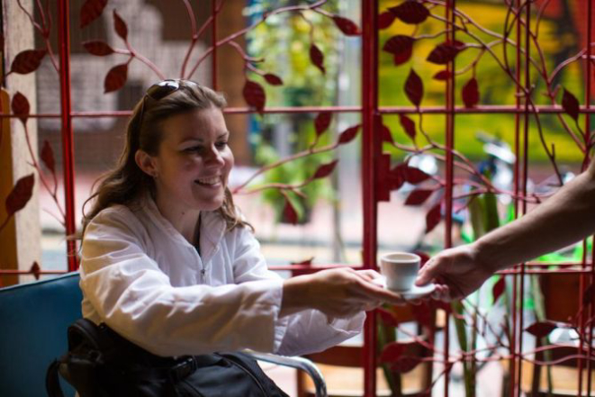 A farmacêutica Gheysa Stoef, 31, fez o tour para fazer novos amigos e tomar bons cafés. Foto: Brunno Covello / Gazeta do Povo.