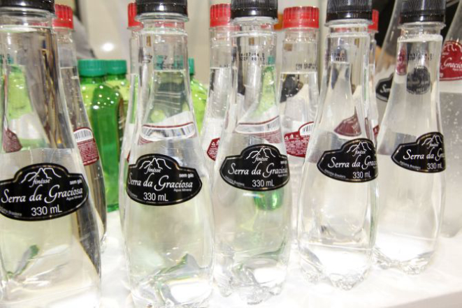 Uma garrafa da Serra da Graciosa custa em média R$ 0,75. Foto: Antônio More / Gazeta do Povo.
