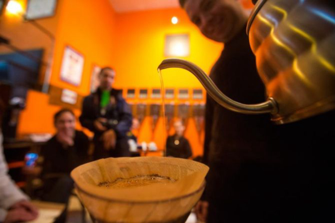 O barista Igor Sales, do Lucca Café Especiais, serviu um café filtrado produzido no Espírito Santo. Foto Brunno Covello / Gazeta do Povo.