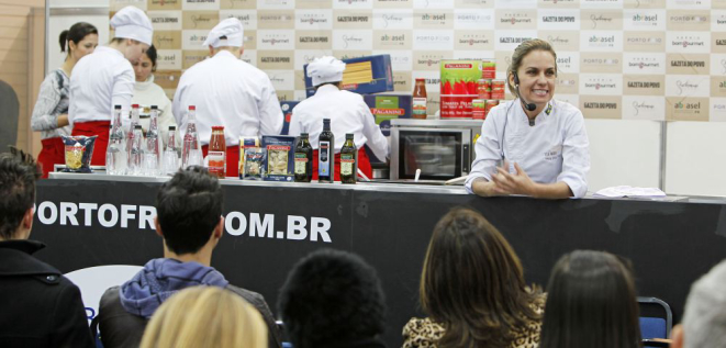 A chef Joy fez a releitura do tomate recheado com cabrito. Foto: Antônio More / Gazeta do Povo.