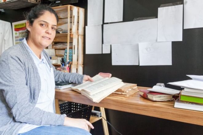 A chef Manu Buffara consulta os livros herdados da avó atrás de técnicas de preparo<br>Foto: Fernando Zequinão/Gazeta do Povo