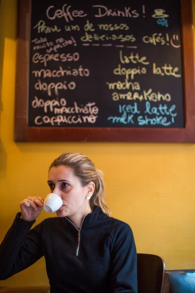 A curitibana Lorena Balbino, 29, é apaixonada por cicloturismo e cafés. Foto: Brunno Covello / Gazeta do Povo.