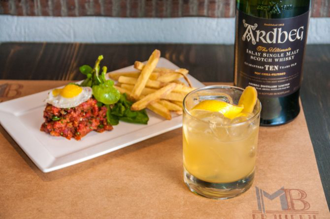 Drink Penicillin, que leva whisky Bourbon e steak tartar com ovo de codorna acompanhado de batata frita. Foto: Priscila Fiedler / Divulgação