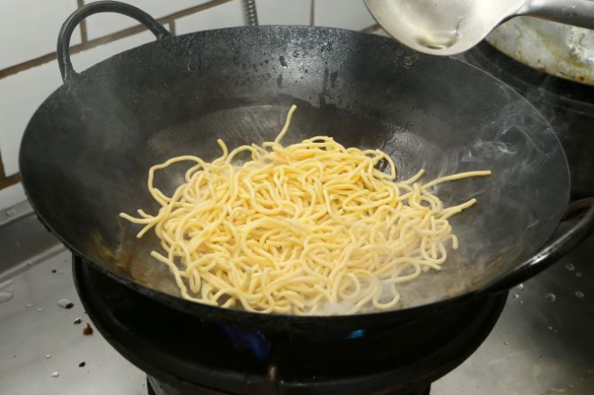 Numa panela wok ou antiaderente,<br>frite o macarrão em fogo alto por alguns<br>instantes, mexendo sempre, até dourar. Foto: Giuliano Gomes/Gazeta do Povo