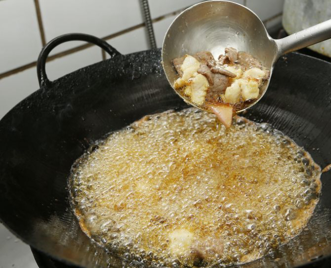 Retire e deixe escorrer.<br>Na mesma panela frite as carnes, em<br>fogo alto, até dourarem. Em seguida,<br>adicione os legumes e refogue.<br>Acrescente o caldo e cozinhe por alguns<br>minutos deixando reduzir. Foto: Giuliano Gomes/Gazeta do Povo