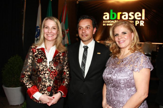 Marcelo Woellner Pereira, presidente do Conselho Estadual da Abrasel – PR, entre a vice-prefeita de Curitiba, Mirian Gonçalves, e a nova presidente do Conselho de Administração da entidade, Jilcy Rink, durante a posse de Jilcy.<br>Foto: Vimo Vídeo Foto/Divulgação