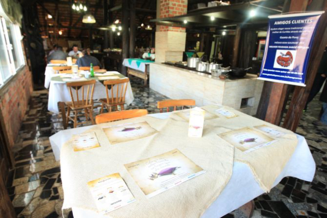 O Rancho Bonanza usa o kit promocional da Gazeta do Povo para chamar atenção dos clientes. Foto: Divulgação.