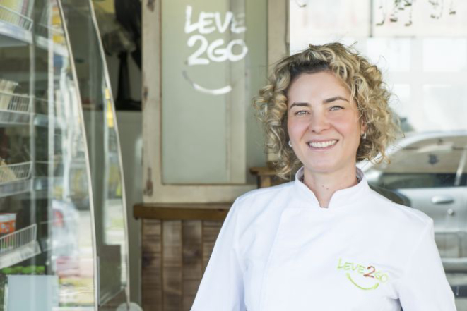 Carolina Canestraro, É SÓCIA-PROPRIETÁRIA DA CASA DE FAST-<br>FOOD E DELIVERY LEVE2GO, que aposta em<br>ingredientes saudáveis. Estudou confeitaria<br>e panificação no Canadá, país onde morou<br>por seis anos. De volta para Curitiba, abriu seu<br>próprio negócio. Foto: Letícia Akemi/Gazeta do Povo
