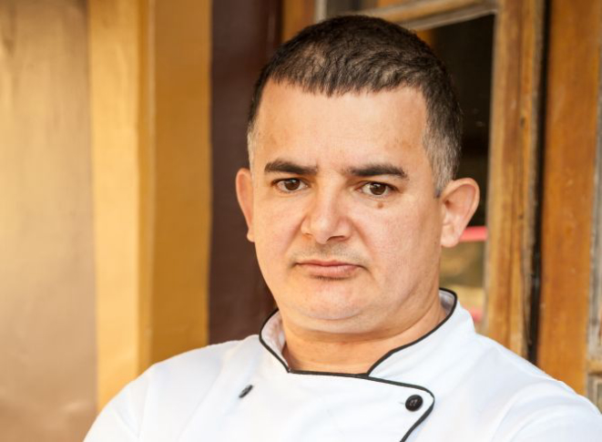 Gildo Alves de Paula O chef lidera a cozinha do Brooklyn Coffee Shop<br>desde 2011 com o auxílio de três sous-chefs,<br>cada um trabalhando em uma unidade da rede.<br>Gildo fez pós-graduação em gastronomia na<br>Universidade Positivo e trabalhou durante anos<br>nos restaurantes dos Hotéis Deville. Foto: Fernando Zequinão/Gazeta do Povo