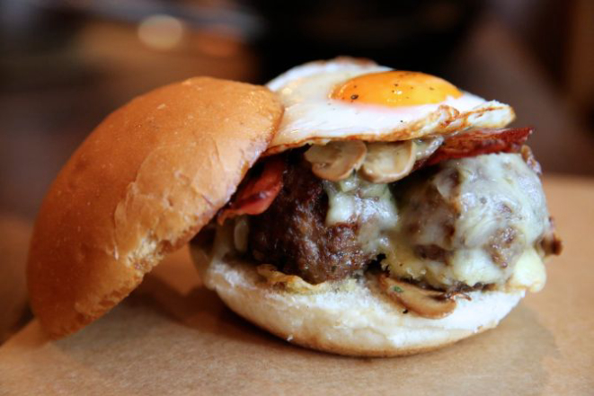 meatball burger (com almôndegas, mozarela, molho de cogumelos, bacon e ovo caipira). Foto: Divulgação.