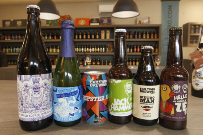 O portfolio conta com mais de 150 rótulos entre cervejas nacionais e importadas. Foto: Antônio More/Gazeta do Povo.