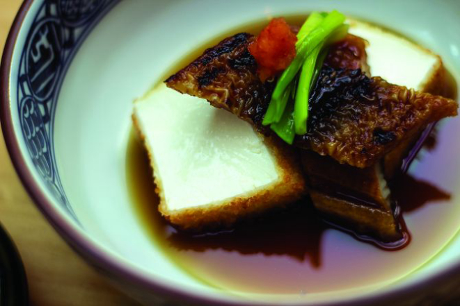 Aguedashi Dofu (tofu empanado com enguia grelhada e molho dashi). Foto: Divulgação.