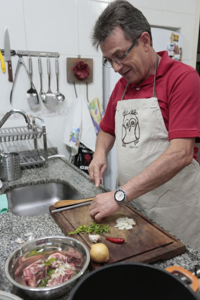 O técnico da GVT Flávio Zoia adora cozinhar e fez cursos no Senac para aprender mais técnicas de corte e preparo de molhos e massas<br>Foto: Cesar Machado/Gazeta do Povo