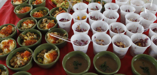 Mais de 20 pratos, como ceviche, ratatouille, guacamole e chips de casca de batata foram preparados por chefs. Foto: Jonathan Campos / Gazeta do Povo.